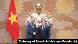 Phó Chủ tịch thứ nhất Hội đồng Liên bang Nga Andrey Yatskin bắt tay Chủ tịch Quốc hội Việt Nam Vương Đình Huệ trong một cuộc hội kiến tại Hà Nội, ngày 17 tháng năm 2023.