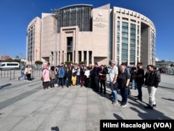 İstanbul Çağlayan Adliyesi önünde gazetecilere destek için bir grup toplandı.