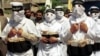 
اسلامی گروپ حماس سے تعلق رکھنے والے نقاب پوش فلسطینی عسکریت پسندوں کا ایک گروپ، اپنی کمر پر نقلی دھماکہ خیز مواد باندھےاور سیاہ پٹیاں پہنے لبنان کے جنوبی بندرگاہی شہر ٹائر، جمعہ، اپریل 2001 میں ایک مظاہرے کے دوران مارچ کرتے ہوئے۔ 