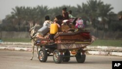 غزہ کےرہائشی گدھا گاڑٰیوں اور پیدل شہر چھوڑ کر محفوظ مقامات کی طرف جا رہے ہیں۔ فوٹو اے پی