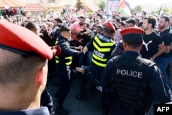 عمان ،اردن میں اسرائیلی سفارت خانے کے قریب مظاہرین پولیس کے ساتھ ہاتھا پائی کر رہے ہیں، فوٹو اے ایف پی ، 18 اکتوبر 2023