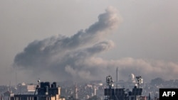  پندرہ جنوری 2024 کو رفح سے لی گئی اس تصویر میں اسرائیلی بمباری کے دوران جنوبی غزہ کی پٹی میں خان یونس کے اوپر سے بھڑک اٹھتے ہوئے دھواں دکھایا گیا ہے۔