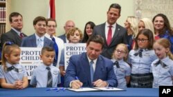  فلوریڈا کے گورنمنٹ رون ڈی سینٹیس نے 28 مارچ 2022 کو شیڈی ہلزمیں کلاسیکل پریپریٹری اسکول میں والدین کے حقوق کے بل پر دستخط کیے۔ فوٹو بذریعہ اے پی