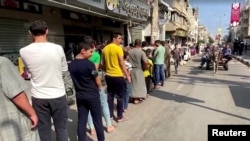 Người Palestine chờ mua bánh mì tại một tiệm bánh ở Khan Younis, phía nam Dải Gaza, ngày 14 tháng 10 năm 2023.