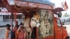 ایک ہندو مذہبی گروپ 2021 میں ، مسلمانوں کے عید الاضحی کے تہوار سے پہلے، کولکتہ میں گائے کے ذبیحہ کے خلاف مہم چلا رہا ہے، بھارت میں عید الاضحی کے تہوار کے دوران لاکھوں گائیوں کی قربانی دی جاتی ہے۔ (شیخ عزیز الرحمن/وی او اے)
