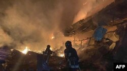 Nhân viên cứu hộ đang cố gắng dập tắt đám cháy tại một siêu thị ở Odesa sau cuộc không kích của Nga hôm 14/8