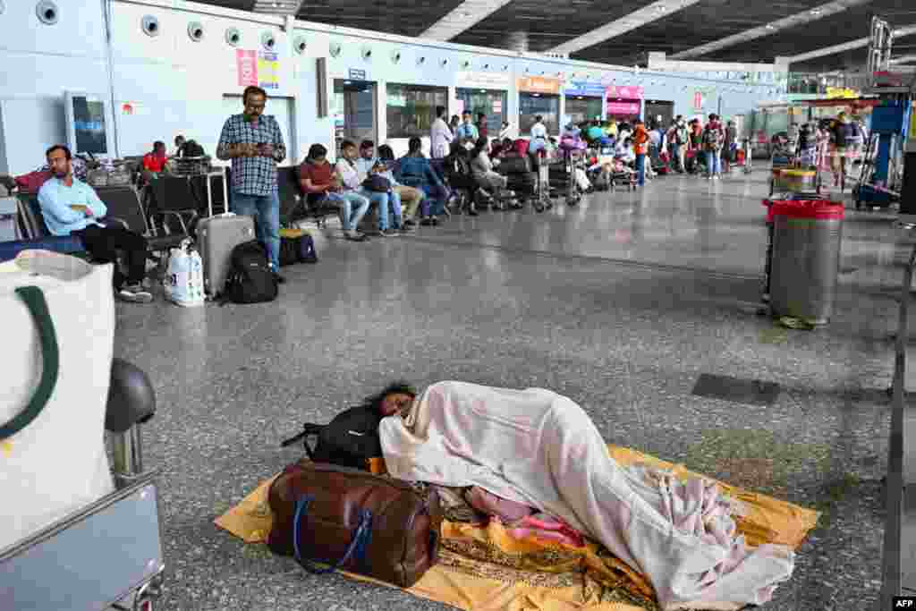 بھارت میں طوفان کے سبب کلکتہ کے ہوائی اڈے سے کئی پروازیں منسوخ ہوئیں۔ پروازیں منسوخ ہونے سے شہریوں کو شدید مشکلات کا سامنا رہا۔
