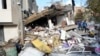 غزہ کے وسطی علاقے میں اسرائیلی بمباری کے بعد مکین ملبے کے ڈھیر میں اپنے پیاروں کو ڈھونڈ رہے ہیں۔ 2 جنوری 2024