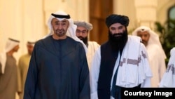 متحدہ عرب امارات کے سربراہ شیخ محمد بن زید النیہان سراج الدین حقانی کے ساتھ ۔ فائل فوٹو