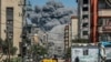 Gazze Şeridi'ndeki Nuseyrat'ta meydana gelen bir patlamanın ardından dumanlar yükseliyor- 17 Nisan 2024.