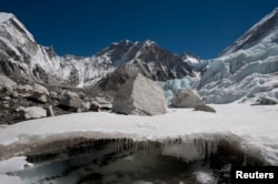 ماحول کے تیزی سے گرم ہونے کے نتیجے میں پہاڑ تیزی سے برف سے محروم ہو رہیے ہیں۔