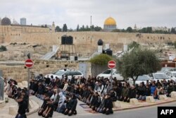 مشرقی یروشلم میں فلسطینی مسلمان مسجد اقصیٰ کے احاطے کے سامنے نماز جعہ ادا کر رہے ہیں۔ فوٹو 29 دسمبر 2023