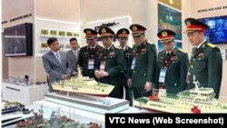 Bộ trưởng Quốc phòng Việt Nam Phan Văn Giang cùng phái đoàn thăm một gian trưng bày tại Diễn đàn Quân sự-Kỹ thuật Quốc tế, Army-2023 ở Moscow, Nga, hôm 14/8.
