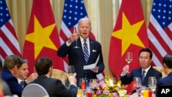 Tổng thống Mỹ Joe Biden nâng cốc khi phát biểu tại bữa tiệc do Chủ tịch Việt Nam Võ Văn Thưỡng chiêu đãi tại Hà Nội hôm 11/9.