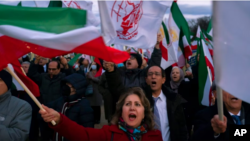 واشنگٹن ڈی سی میں ایرانی حکومت کا ہدف بننے والے ایرانیوں کے ساتھ اظہاریکجہتی کے لیے مظاہرہ۔ 17 دسمبر 2022