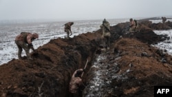 Quân nhân Ukraine đào một chiến hào gần Bakhmut. Ảnh chụp vào ngày 1/2/2023.