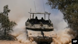 بدھ، 29 مئی 2024 کو جنوبی اسرائیل میں اسرائیلی فوجی اسرائیلی-غزہ سرحد کے قریب ایک ٹینک پر۔فوٹو اے پی
