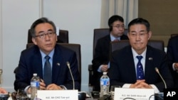 Ngoai trưởng Hàn Quốc Cho Tae-yul, trái, và Bộ trưởng Quốc phòng Shin Won-sik tại cuộc họp với các đối tác Úc ở Melbourne, ngày 1/5/ 2024. Ông Shin Won-sik nói với các phóng viên rằng ông đã thảo luận với những người đồng cấp Úc về khả năng gia nhập AUKUS Cột trụ II.