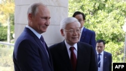 Tổng thống Nga Vladimir Putin (trái) tiếp đón Tổng bí thư Việt Nam Nguyễn Phú Trọng tại Sochi hôm 6/9/2018.