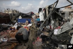 رفح میں اسرائیلی بمباریسے تباہ شدہ خیموں کا ایک منظر ، فوٹو اے پی 28 مئی 2024