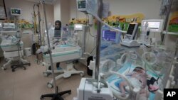 الاقصیٰ اسپتال میں فلسطینی ڈاکٹر قبل از وقت پیدا ہونے والے بچوں کا ئلاج کر رہے ہیں ، جن کے انکیوبیٹرز کے لیے بجلی کی ضرورت ہے