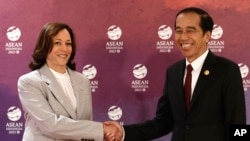 Phó tổng thống Mỹ Kamala Harris được Tổng thống Joko Widodo tiếp khi bà đến Jakarta dự Thượng đỉnh ASEAN