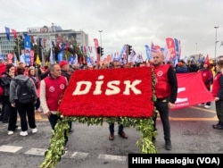 Sendikaların 1 Mayıs dolayısıyla Taksim Meydanı'na bırakmak istedikleri DİSK çelengi.