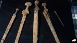 اسرائیل میں بحیرہ مردار کے قریب ایک غار سے دریافت ہونے والی 1900 سال پرانی تلواریں۔ 