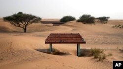 دبئی میں ریت میں دبے گاؤں الغریفہ کا ایک منظر فوٹو اے پی، 9 جولائی 2023 