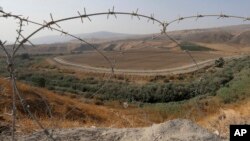 اسرائیل اور اردن کی سرحد کا ایک حصہ وادی اردن میں خاردار تاروں کی باڑ سے دیکھا جاسکتا ہے۔اے پی فوٹو