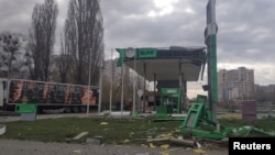 Một trạm xăng bị hư hại trong các cuộc tấn công bằng tên lửa và máy bay không người lái của Nga ở Kharkiv, Ukraine, ngày 6/4/2024.