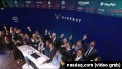 CEO toàn cầu của VinFast Lê Thị Thu Thủy và nhiều thành viên của công ty ăn mừng khi cổ phiếu của hãng xe khởi nghiệp Việt Nam chính thức lên sàn giao dịch Nasdaq ở New York, Mỹ, hôm 15/8.