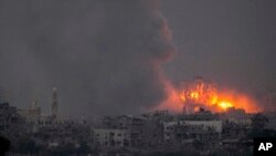 Khói và lửa bốc lên sau cuộc không kích của Israel ở Dải Gaza, nhìn từ miền nam Israel, ngày 14 tháng 10 năm 2023.