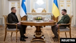 Tổng thống Phần Lan Alexander Stubb (trái) và người đồng cấp Ukraine Volodymyr Zelenskyy.