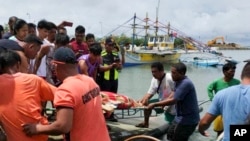 Nhân viên cứu nạn Philippines đưa thi thể một nạn nhân trong vụ chìm thuyền đánh cá lên bờ ở cảng tại Infanta, tỉnh Pangasinan, 3/10/2023.