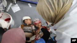 Trẻ em Palestine bị thương sau cuộc không kích của Israel vào dải Gaza đang được điều trị ở bệnh viện al-Aqsa hôm 9/6 năm 2024.