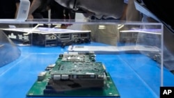 Một chipset máy tính của nhà phát triển chip và bán dẫn Trung Quốc Kunlunxin được trưng bày tại hội nghị ở Thượng Hải vào ngày 5/7/2023.