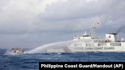 Tàu Tuần duyên Trung Quốc phun nước vào tàu tiếp tế của Philippine gần Bãi Cỏ Mây ngày 10/12/2023.