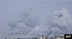 اسرائیلی بمباری کے بعد خان یونس سے گہرے دھوئیں کے بادل بلند ہو رہے ہیں۔ فوٹو اے ایف پی۔ 9 جنوری 2024