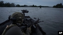 Binh lính Ukraine đi trên sông Dnipro trên chiến tuyến gần Kherson