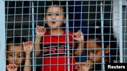  اسرائیلی حملوں سے اپنے گھروں سے فرار ہونے والے بچے خان یونس ، غزہ میں اقوام متحدہ کے ایک شیلٹر مرکز میں فوٹو اے پی 18 اکتوبر 2023 