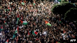  عمان میں اسرائیلی سفارت خانےکے ہیڈ کوارٹرز کے باہر مظاہرین اکٹھے ہیں ، فوٹو اے ایف پی ، 18 اکتوبر 2023