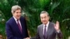 آب و ہوا امور کے اعلیٰ امریکی عہدے دار جان کیری بیجنگ میں چینی خارجہ امور کے سربراہ وانگ یی سے ملاقات کر رہے ہیں۔ 18 جولائی 2023