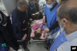 خان یونس میں اسرائیل کے فضائی اورزمینی حملے کے بعد زخمیوں کو رفح اسپتال لایا جا رہا ہے ، فوتو اے پی ، 23 جنوری 2024