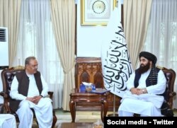 افغانستان کے لیے پاکستان کے خصوصی ایلچی آصف درانی کابل میں طالبان کے قائم مقام وزیر خارجہ امیرخان متقی سے ملاقات کر رہے ہیں ۔ 20 جولائی 2023۔
