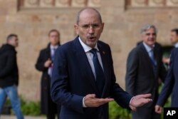 اردن کے وزیر خارجہ ایمن صفادی، بارسیلونا ، اسپین میں اجلاس میں شرکت کے لیے پہنچے، فوٹو اے پی 27 نومبر 2023