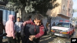 فلسطینی اسرائیلی بمباری میں زخمیوں کو غزہ کی پٹی میں رفح سے یکم دسمبر 2023 کو نکال رہے ہیں۔