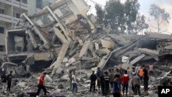غزہ شہر میں اسرائیلی فضائی حملوں کے بعد ایک تباہ شدہ عمارت، فوٹو اے پی، 19 اکتوبر 2023