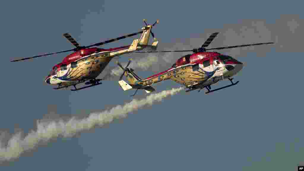 بھارت کی ایئر فورس کی سارنگ ہیلی کاپٹر ڈسپلے ٹیم کے کرتب بھی شرکا کی دلچسپی کا سبب بنے۔