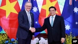 Thủ tướng Australia Anthony Albanese (trái) và Thủ tướng Việt Nam Phạm Minh Chính bắt tay trước cuộc gặp song phương tại Hà Nội, Việt Nam, vào ngày 4 tháng 6 năm 2023.